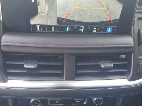 Used 2022 Chevrolet Tahoe Z71 w/ Luxury Package AWD/4WD image 9