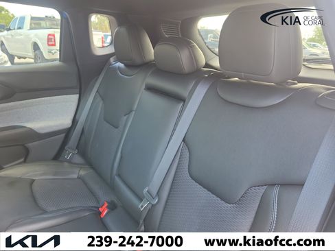 Used 2025 Jeep Compass Latitude AWD/4WD image 12