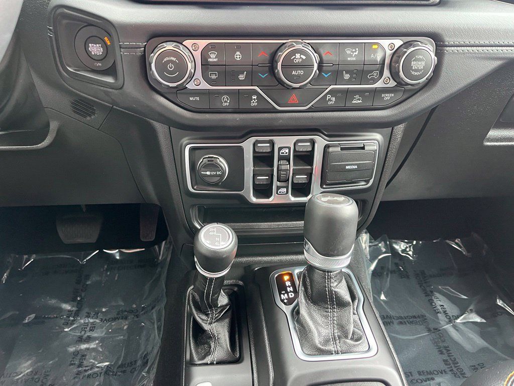 Used 2026 Jeep Wrangler Unlimited Sahara AWD/4WD image 34