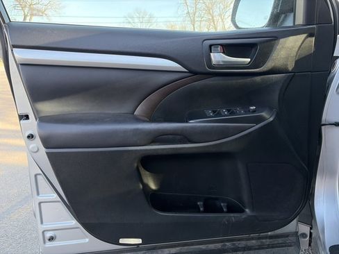 Used 2016 Toyota Highlander XLE image 17