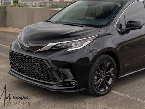 Used 2023 Toyota Sienna XSE image 28