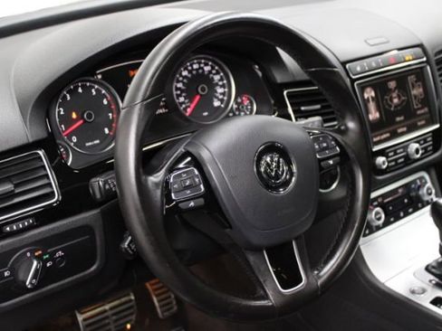 Used 2017 Volkswagen Touareg Wolfsburg Edition image 15