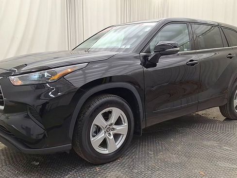 Certified 2022 Toyota Highlander L image 7