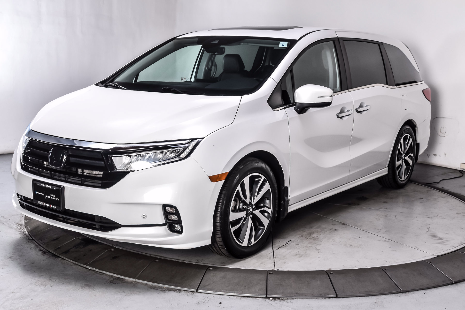 Used 2024 Honda Odyssey Touring image 3