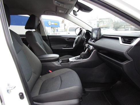 Used 2021 Toyota RAV4 LE image 27