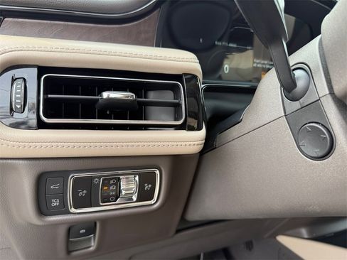 Used 2022 Lincoln Nautilus Reserve w/ Equipment Group 201A image 17