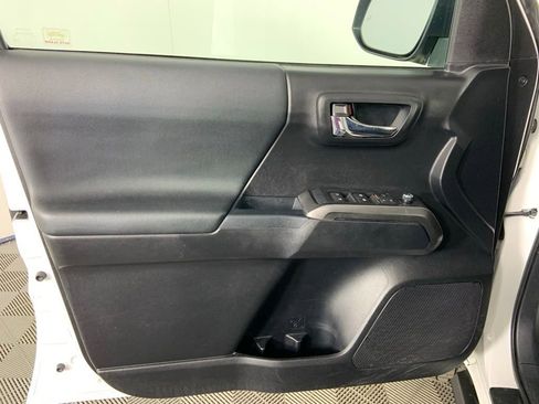 Used 2017 Toyota Tacoma TRD Off-Road w/ Premium & Technology Package image 19