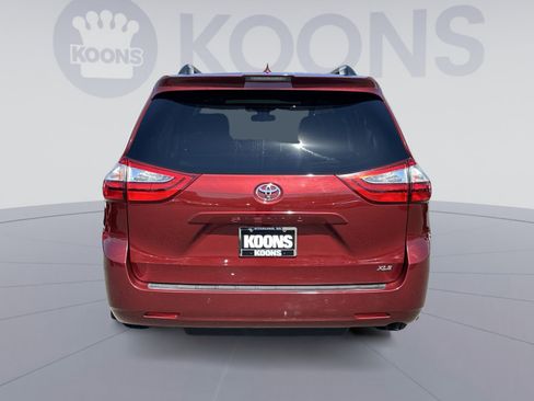 Used 2018 Toyota Sienna XLE w/ XLE Navigation Package FWD image 15