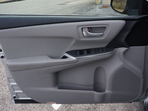 Used 2016 Toyota Camry SE image 16