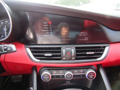 Used 2018 Alfa Romeo Giulia AWD image 25