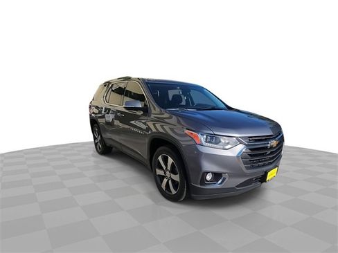 Used 2018 Chevrolet Traverse LT image 2