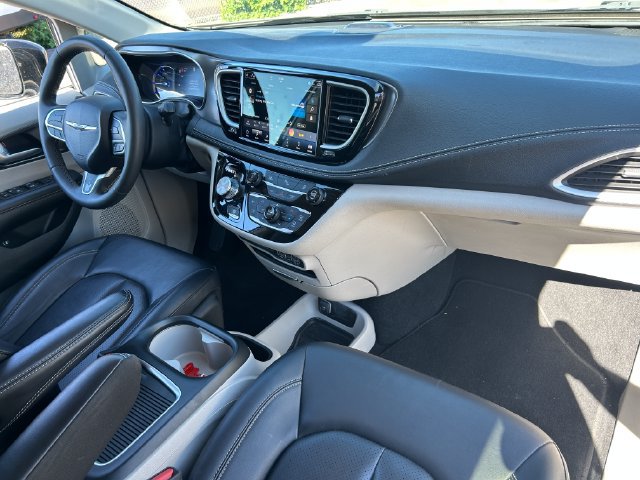 Used 2024 Chrysler Pacifica Limited FWD image 37