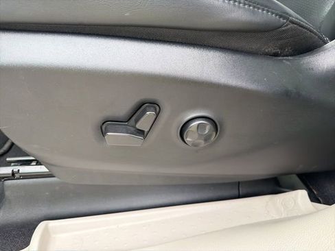 Used 2023 Chrysler Pacifica Touring-L FWD image 25