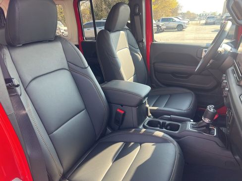 New 2026 Jeep Wrangler Unlimited Sahara w/ Whitecap Package AWD/4WD image 23