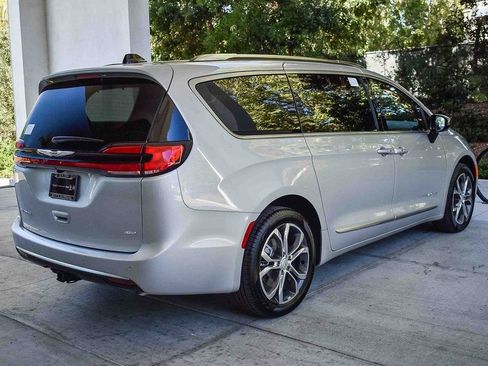 New 2026 Chrysler Pacifica Pinnacle w/ Trailer Tow Group AWD/4WD image 6