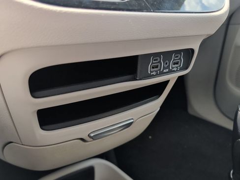 Used 2024 Chrysler Pacifica Touring-L FWD image 20