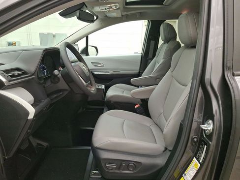 Used 2025 Toyota Sienna XLE image 11