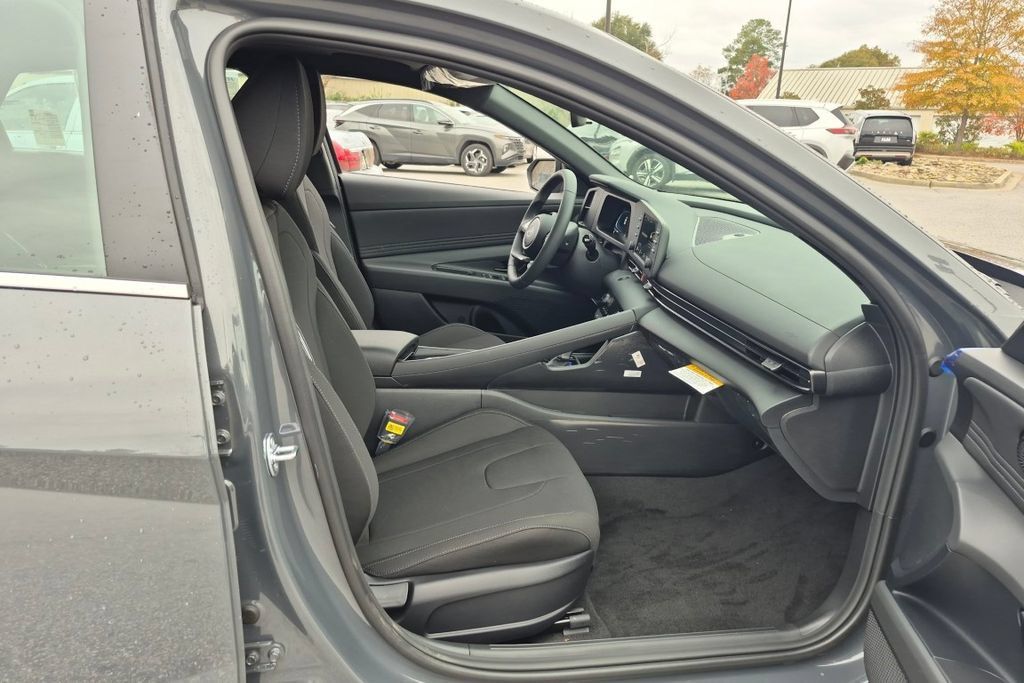 New 2026 Hyundai Elantra SEL Sport FWD image 18