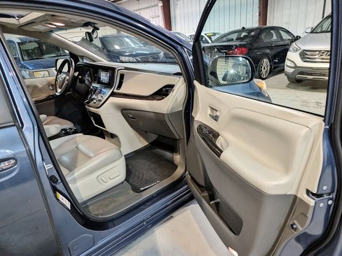 Used 2017 Toyota Sienna XLE image 29