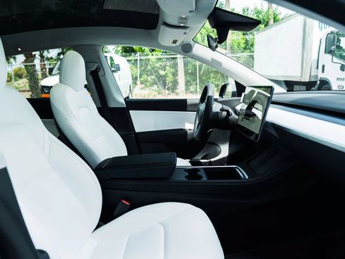 Used 2022 Tesla Model Y Performance AWD/4WD image 35