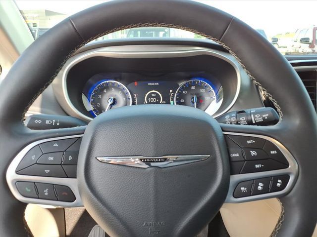 Used 2024 Chrysler Pacifica Touring-L FWD image 19