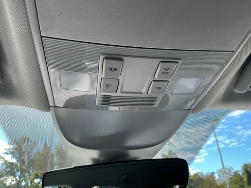 Certified 2025 Volkswagen Taos SE image 24