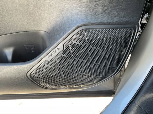 Used 2022 Toyota RAV4 LE AWD/4WD image 32