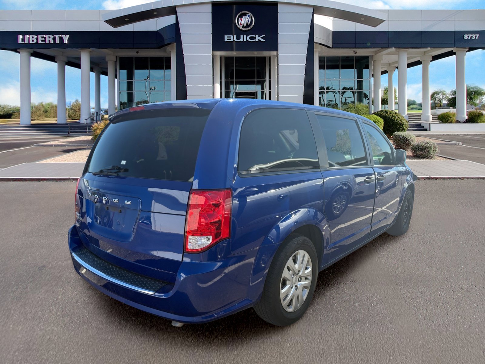 Used 2019 Dodge Grand Caravan SE FWD image 2