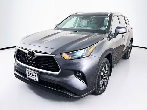 Used 2022 Toyota Highlander XLE image 2