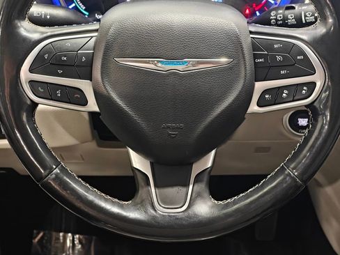 Used 2021 Chrysler Pacifica Touring-L FWD image 5