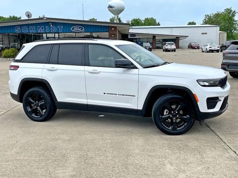 Used 2024 Jeep Grand Cherokee Altitude AWD/4WD image 3
