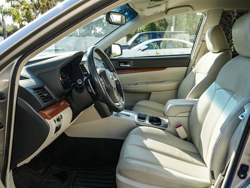 Used 2014 Subaru Outback 2.5i Limited w/ Accessory Value Package (OY1) AWD/4WD image 17