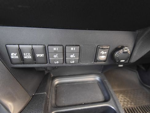 Used 2018 Toyota RAV4 SE AWD/4WD image 15