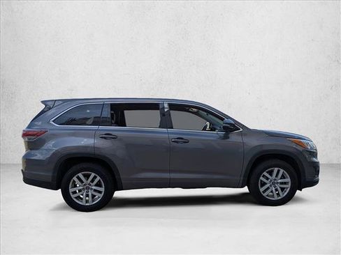 Used 2016 Toyota Highlander LE image 3