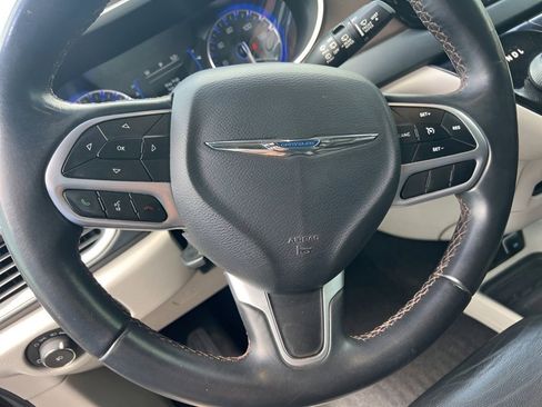 Used 2017 Chrysler Pacifica Touring-L FWD image 23