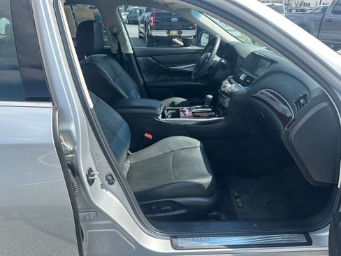 Used 2018 INFINITI Q70 Luxe image 13