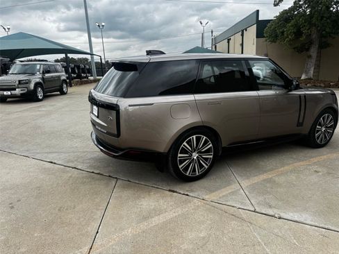Certified 2023 Land Rover Range Rover SE image 9