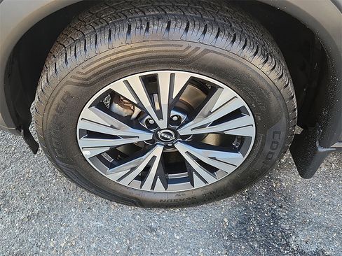 Certified 2022 Nissan Rogue SV image 9