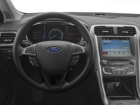 Used 2017 Ford Fusion SE w/ Fusion SE Technology Package FWD image 7