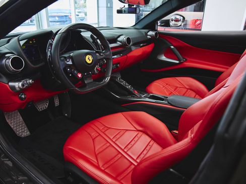 Used 2021 Ferrari 812 GTS image 8