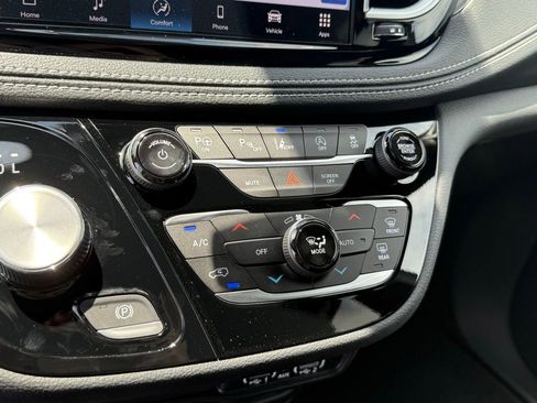 Used 2025 Chrysler Pacifica Select FWD image 26