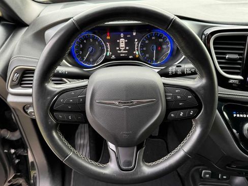 Used 2021 Chrysler Pacifica Touring w/ Uconnect Theater Family Group image 13