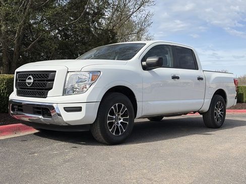 Used 2023 Nissan Titan SV image 4
