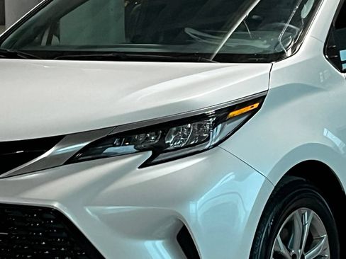 Used 2023 Toyota Sienna XSE AWD/4WD image 5
