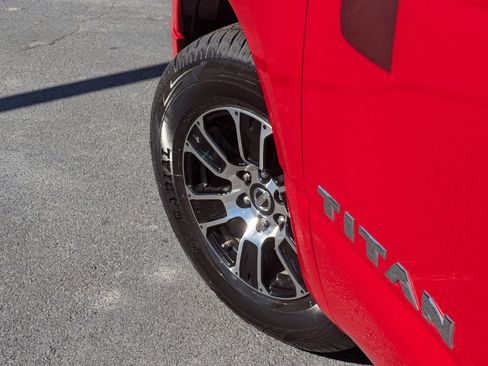 Used 2021 Nissan Titan SV w/ SV Convenience Package image 9