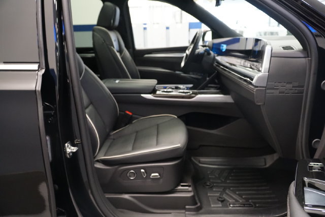 Used 2026 Cadillac Escalade ESV Luxury w/ LPO, Floor Liner Package AWD/4WD image 18