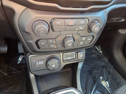 Used 2023 Jeep Renegade Latitude AWD/4WD image 26