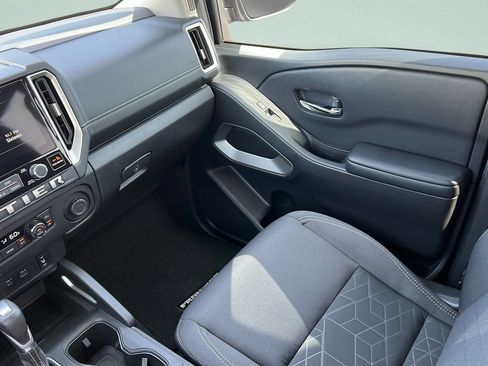 Used 2025 Nissan Frontier SV w/ SV Convenience Package RWD image 13