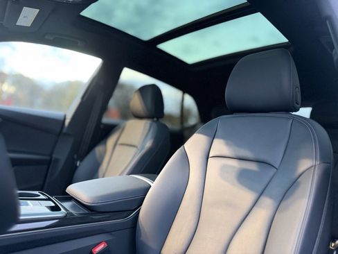 Used 2025 Audi Q8 Premium image 16