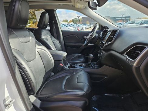 Used 2019 Jeep Cherokee Limited image 31